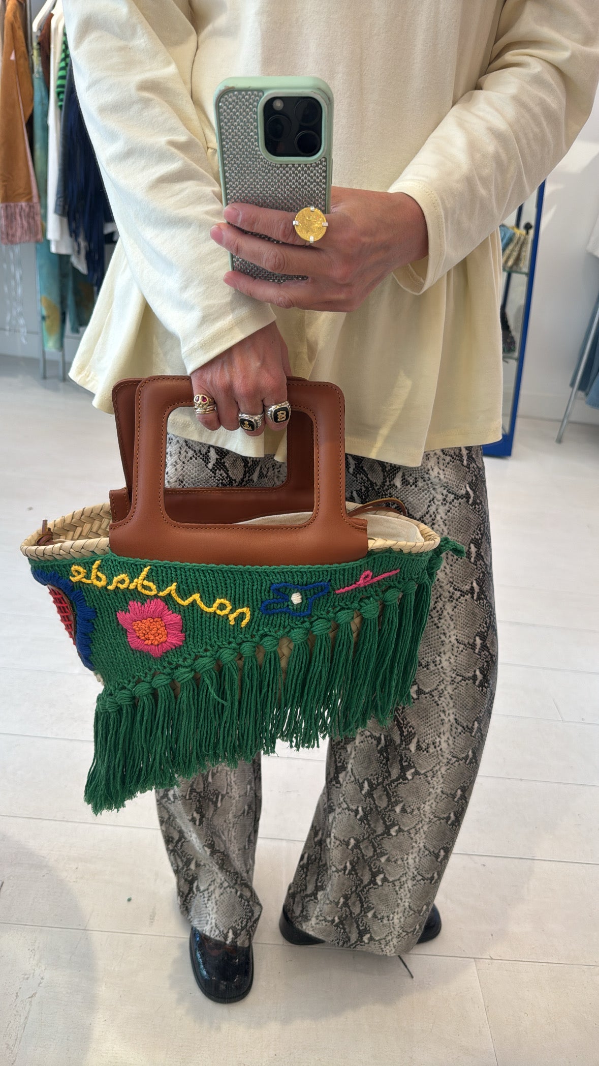 Minho - embroidered basket green